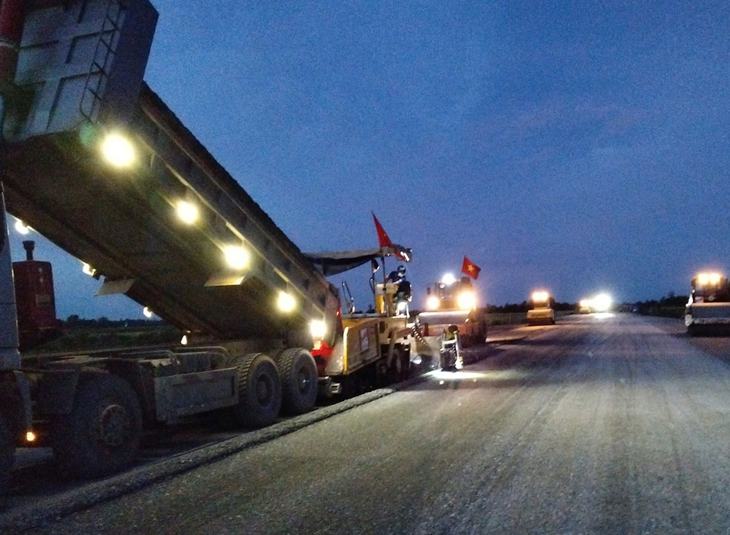 Hơn 2.500 công nhân, kỹ sư làm xuyên lễ 2-9 trên tuyến cao tốc Cần Thơ - Cà Mau - Ảnh 4.