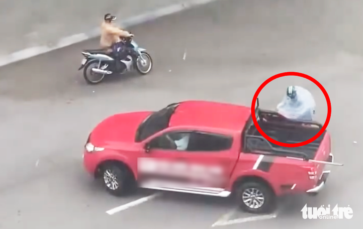 Tài xế bán tải ngăn gió bão giúp người đi xe máy nhận 'mưa lời khen' - Ảnh 1.