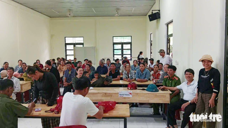 Một xã hoàn thành phát tiền quà Quốc khánh 2-9, người dân cười tươi như được mùa - Ảnh 3.