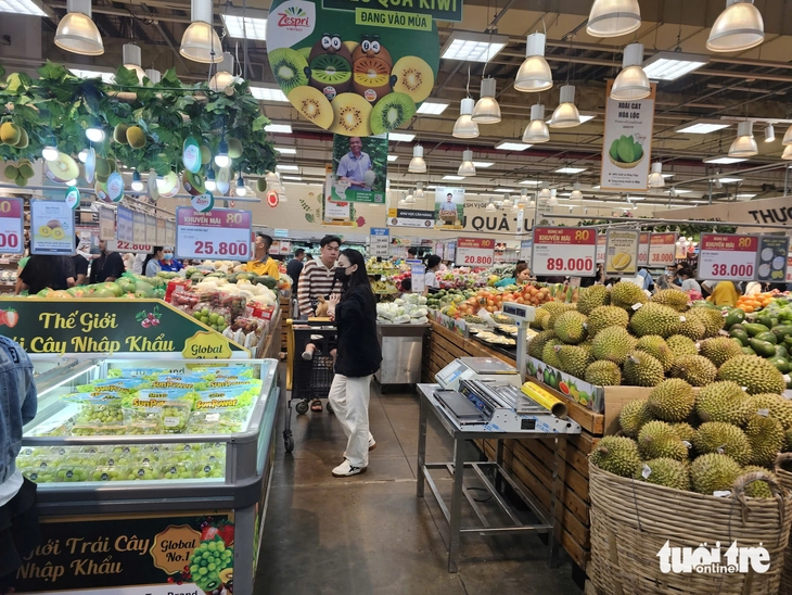 Đông đảo khách chen chân trong siêu thị, trung tâm thương mại TP.HCM ngày đầu nghỉ lễ 2-9 - Ảnh 4.