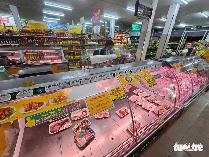 Đông đảo khách chen chân trong siêu thị, trung tâm thương mại TP.HCM ngày đầu nghỉ lễ 2-9 - Ảnh 6.