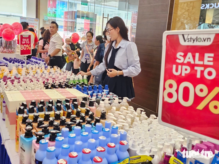 Đông đảo khách chen chân trong siêu thị, trung tâm thương mại TP.HCM ngày đầu nghỉ lễ 2-9 - Ảnh 2.