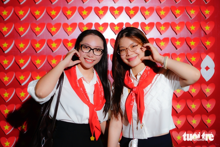 28.000 lá cờ nhuộm đỏ đảo ngọc Ngũ Xã - Ảnh 2. đảo ngọc - Ảnh 2.