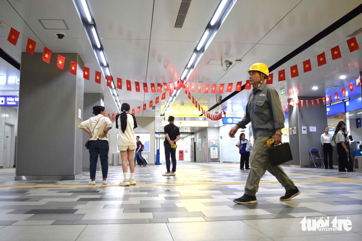 Ga metro Bến Thành, đường phố TP.HCM rực rỡ cờ Tổ quốc chào mừng 80 năm Quốc khánh - Ảnh 4.