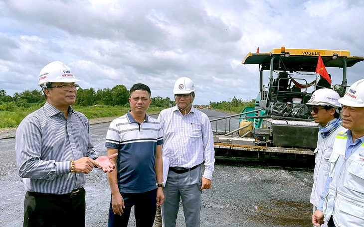 Dồn lực để khai thác tuyến chính đường cao tốc Cần Thơ - Cà Mau vào tháng 12-2025 - Ảnh 3.
