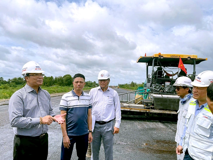 Hơn 2.500 công nhân, kỹ sư làm xuyên lễ 2-9 trên tuyến cao tốc Cần Thơ - Cà Mau - Ảnh 1.