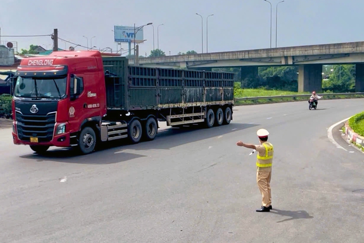 Người dân đi chơi lễ 'dính' kẹt xe trên quốc lộ 51 di chuyển ra sao? - Ảnh 1.