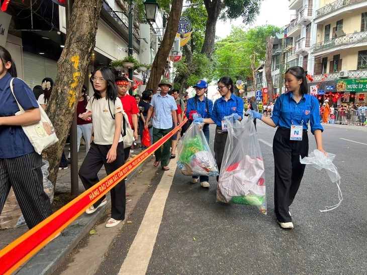 Thức suốt đêm đợi xem bộ đội, công an, khí tài quân sự hoành tráng - Ảnh 5.