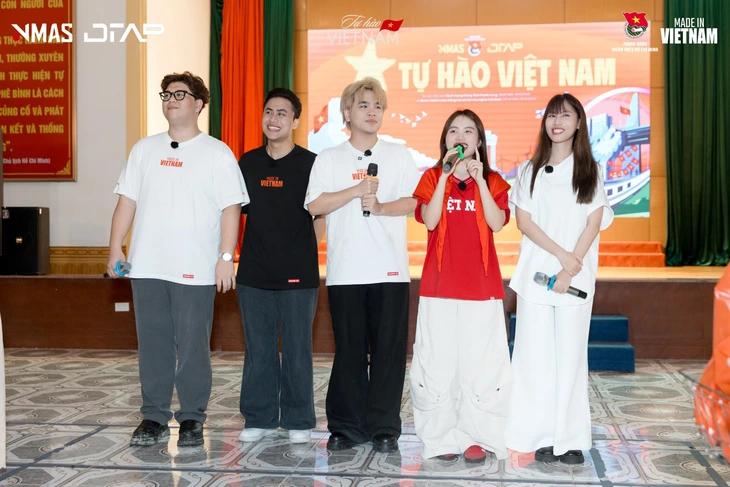 'Nhà tôi có treo một lá cờ' gây sốt, Hà Anh Tuấn hạnh phúc - Ảnh 3. Hà Anh Tuấn - Ảnh 3.