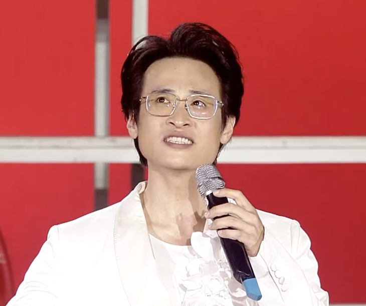'Nhà tôi có treo một lá cờ' của Hà Anh Tuấn gây sốt - Ảnh 1. Hà Anh Tuấn - Ảnh 1.