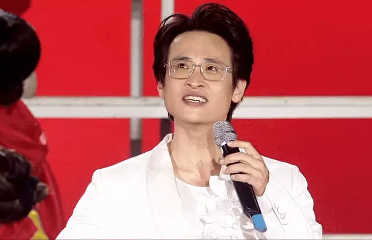 'Nhà tôi có treo một lá cờ' của Hà Anh Tuấn gây sốt - Ảnh 2. Hà Anh Tuấn - Ảnh 2.