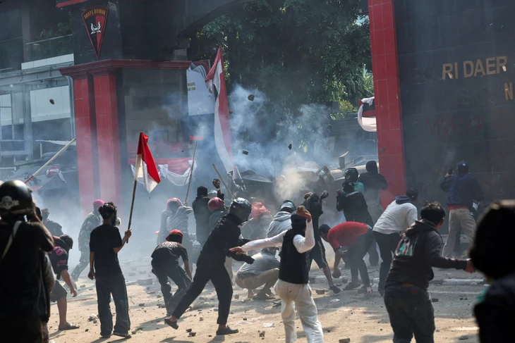 Toàn cảnh biểu tình làm rung chuyển Indonesia - Ảnh 3.