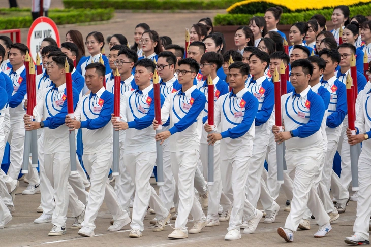 Các khối diễu binh tỏa ra các ngả đường, đi trong vòng tay nhân dân - Ảnh 49.