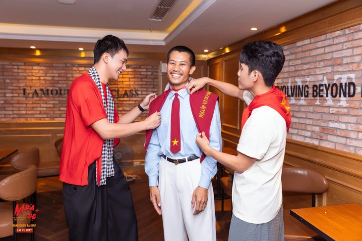 Mưa đỏ - Ảnh 1. Mưa đỏ - Ảnh 1.