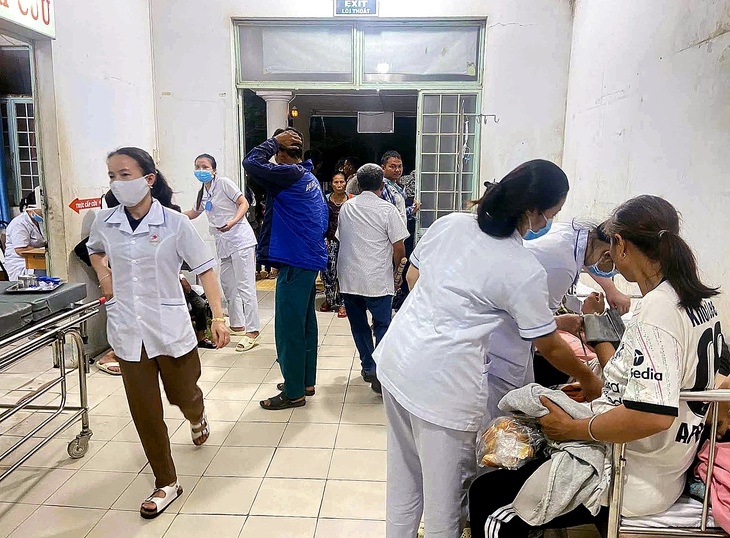 131 người nhập viện cấp cứu sau tiệc tân gia, nghi ngộ độc thực phẩm - Ảnh 1.