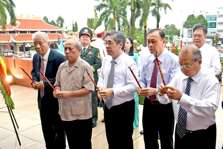 Phó bí thư Nguyễn Phước Lộc viếng nghĩa trang liệt sĩ Bà Rịa - Vũng Tàu - Ảnh 1.