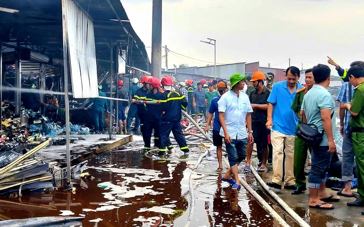 Cháy khu chợ ở Hà Nội, nhiều hộ dân sơ tán - Ảnh 3.