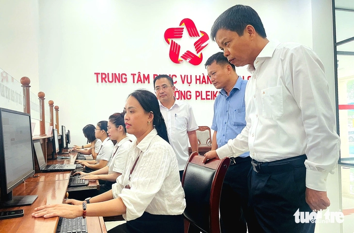 Làm việc xuyên đêm, không có ngày nghỉ để chi 100.000 đồng quà tặng lễ 2-9 cho dân - Ảnh 1.