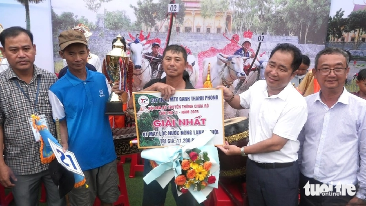Hàng ngàn người về xem lễ hội đua bò chùa Rô nhân dịp 80 năm Quốc khánh - Ảnh 4.