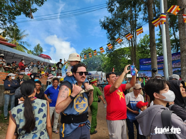 Hàng ngàn người về xem lễ hội đua bò chùa Rô nhân dịp 80 năm Quốc khánh - Ảnh 8.