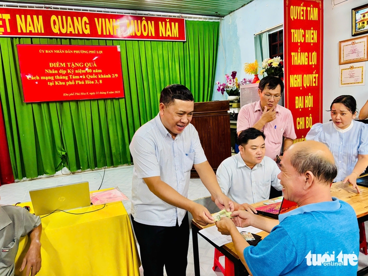 Người dân TP.HCM bắt đầu nhận 100.000 đồng quà Quốc khánh - Ảnh 2. Quà Quốc khánh - Ảnh 2.