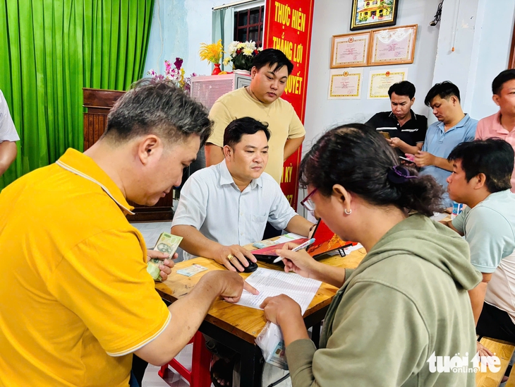 Người dân TP.HCM bắt đầu nhận 100.000 đồng quà Quốc khánh - Ảnh 3. Người dân TP.HCM nhận 100.000 đồng quà Quốc khánh ngay trong đêm - Ảnh 3.