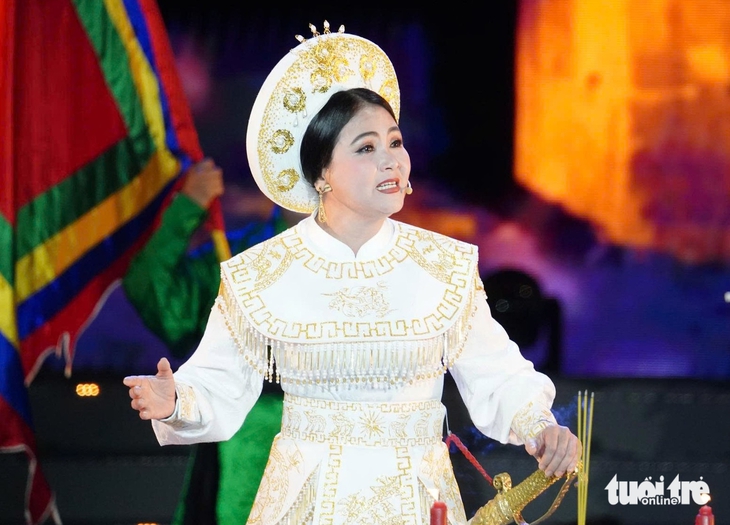 Nghệ sĩ Thanh Ngân xúc động hát Tiếng trống Mê Linh giữa phố đi bộ Nguyễn Huệ - Ảnh 1. Thanh Ngân - Ảnh 1.