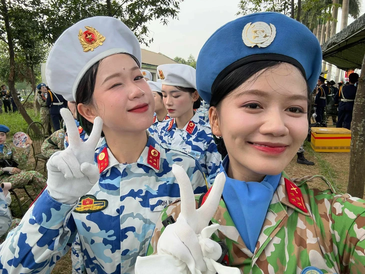 Tạm gác blouse trắng, nữ chiến sĩ A80 khoác quân phục lên đường nhập ngũ - Ảnh 2. A80 - Ảnh 2.