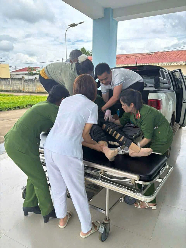 Trên đường về sau chuyến thiện nguyện, nhóm công an Đắk Lắk kịp thời cứu người phụ nữ gặp nạn - Ảnh 2.