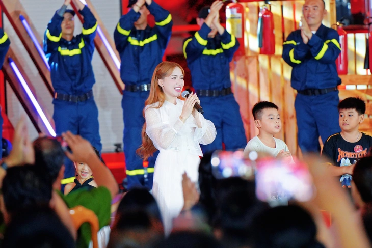 Quang Hùng MasterD, Hòa Minzy và lời chúc 'thất nghiệp' trong Chiến sĩ quả cảm - Ảnh 1. Chiến sĩ quả cảm - Ảnh 1.