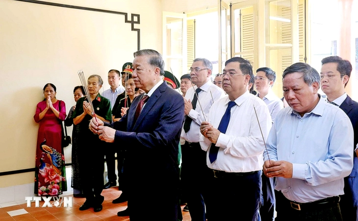Tổng Bí thư Tô Lâm dâng hương tưởng niệm Bác Hồ tại nơi Người viết Tuyên ngôn Độc lập - Ảnh 1.