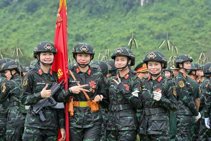 Ánh mắt cậu con trai dõi theo mẹ diễu binh A80 khiến cộng đồng mạng nghẹn ngào - Ảnh 3.