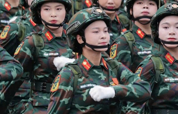 Ánh mắt cậu con trai dõi theo mẹ diễu binh A80 khiến cộng đồng mạng nghẹn ngào - Ảnh 1.