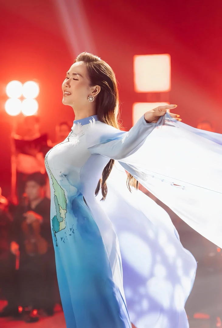 Nghệ sĩ Việt 'chuyển mình' cho 'concert Quốc khánh': Khi âm nhạc và thời trang kể câu chuyện tự hào - Ảnh 9. Nghệ sĩ Việt 'chuyển mình' cho 'concert Quốc khánh': Khi âm nhạc và thời trang kể câu chuyện tự hào - Ảnh 9.