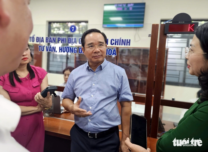 Chủ tịch UBND TP.HCM thị sát Trung tâm hành chính công phường Bà Rịa - Ảnh 3.