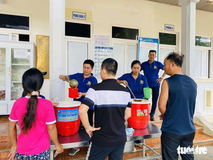 Cả thanh xuân giữ lửa cho những nồi cháo nghĩa tình - Ảnh 1.