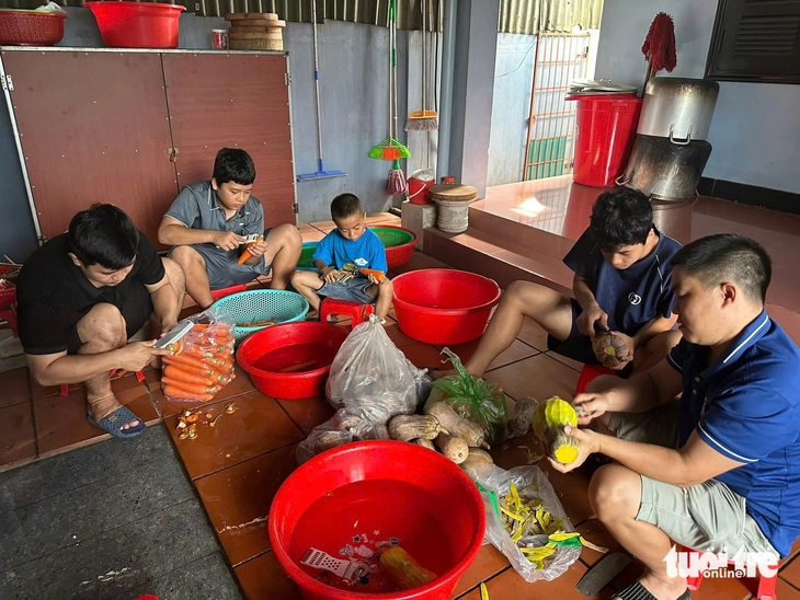 Cả thanh xuân giữ lửa cho những nồi cháo nghĩa tình - Ảnh 3.