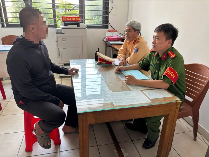 Tài xế xe ôm công nghệ đập bể kính chiếu hậu xe tải khai gì? - Ảnh 2.