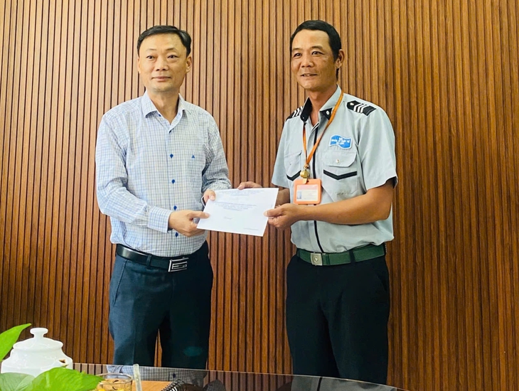 Khen thưởng đột xuất người chạy 30km tìm nhẫn kim cương cho du khách ở Đà Nẵng - Ảnh 1.