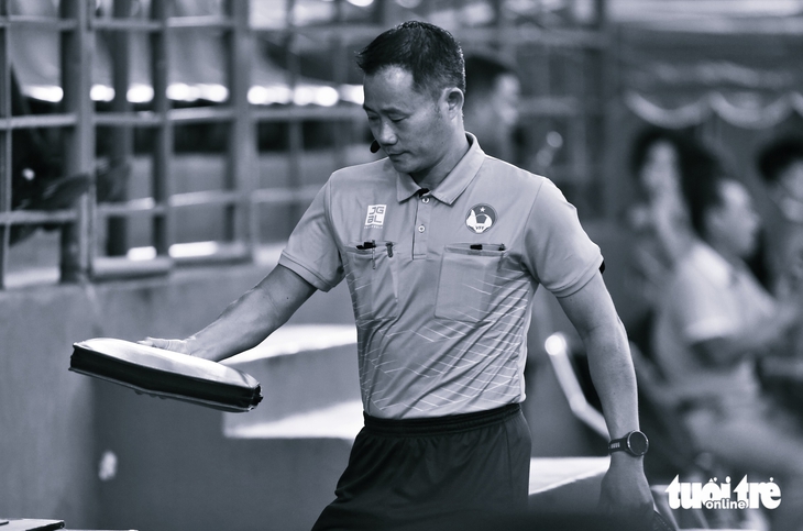 Khắc nghiệt suất trọng tài bắt chính V-League - Ảnh 3.