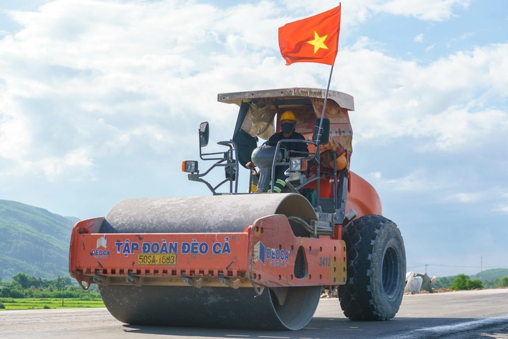 'Làm ngày không đủ tranh thủ làm đêm' cao tốc Quảng Ngãi - Hoài Nhơn 'nước rút' về đích - Ảnh 1.
