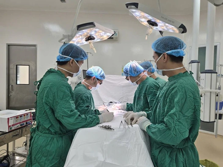 Người đàn ông bị xe tải cán bụng, nhiều tạng giập nát đang hồi phục ngoạn mục - Ảnh 1.
