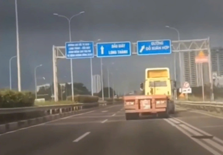 Tài xế xe đầu kéo lạng lách trên cao tốc TP.HCM - Long Thành bị phạt 45 triệu đồng - Ảnh 3.