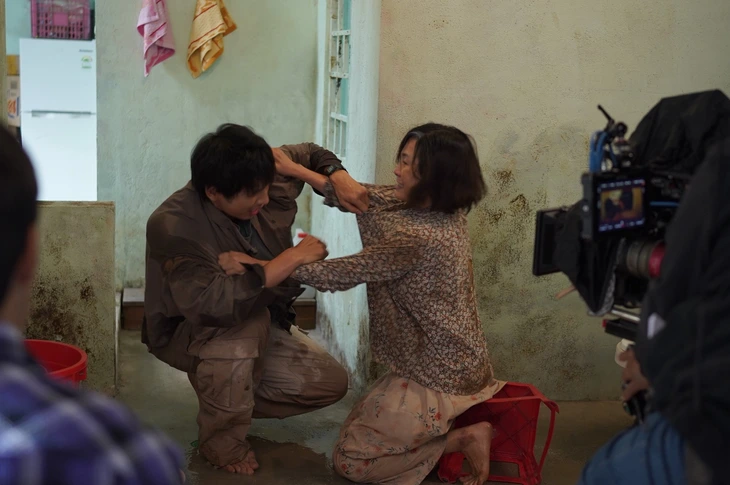 'Mang mẹ đi bỏ' sâu sắc hay hụt hẫng: Cái kết chia rẽ khán giả - Ảnh 5. Mang mẹ đi bỏ - Ảnh 4.