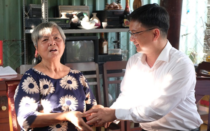 Nghệ sĩ Diệu Hiền hát Trụ vương thiêu mình tặng lãnh đạo thành phố - Ảnh 5.