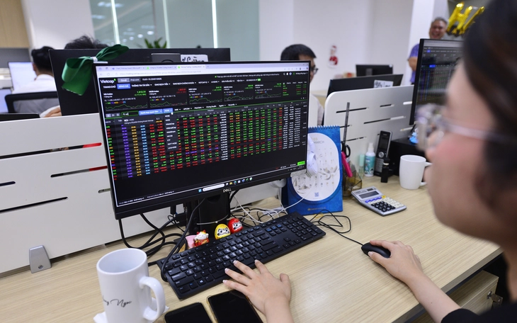 VN30 vượt 1.700, chứng khoán Việt Nam thiết lập đỉnh lịch sử mới - Ảnh 1.