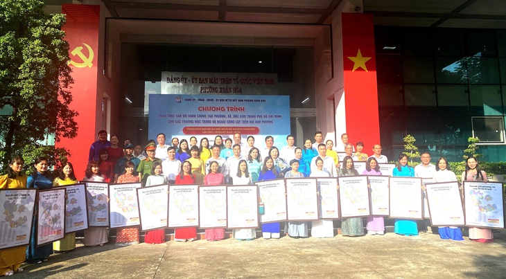 Phường Xuân Hòa tặng bản đồ hành chính TP.HCM cho các trường học - Ảnh 1.