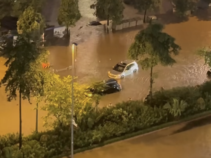 Hà Nội mưa như trút nước, nhiều tuyến phố ngập sâu - Ảnh 5.