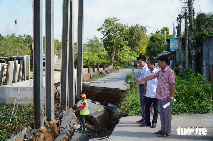 Sạt lở bờ sông, đường vào trường học bị chia cắt ngay trước năm học mới - Ảnh 3.