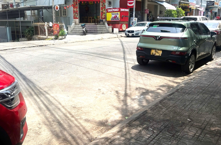 Vụ xe hơi bị 'bỏ rơi' cả năm ở Nha Trang: Người đàn ông quốc tịch Trung Quốc mượn xe nhưng không trả - Ảnh 3. Vụ xe hơi bị 'bỏ rơi' cả năm ở Nha Trang: Người đàn ông Trung Quốc mượn xe rồi vứt bỏ - Ảnh 3.
